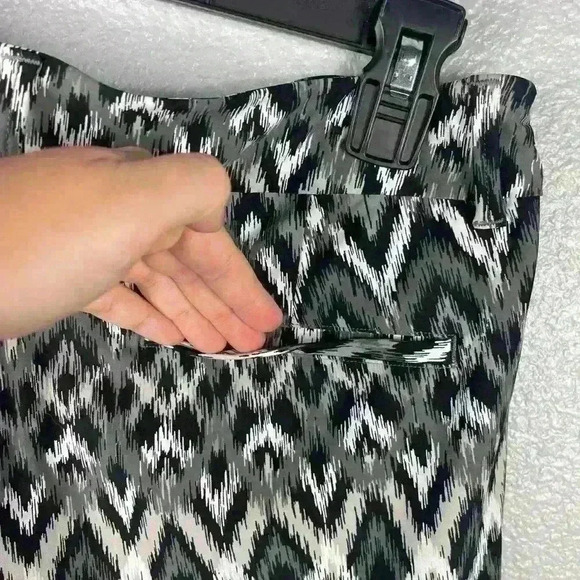 SPANX Sunshine Gray Ikat Pull On Shorts 4” Quick Dry Stretch Pants WOMENS M - Picture 8 of 9